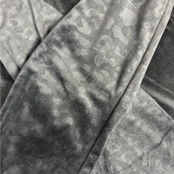 LuLaRoe Luxe Black Velvet Leopard Embossed Leggings - Picture 4 of 5